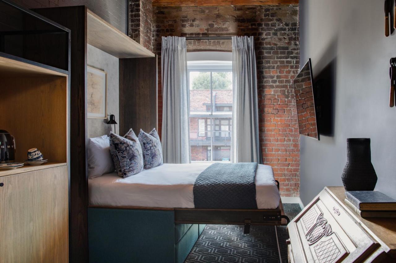 Bijou Room Shower