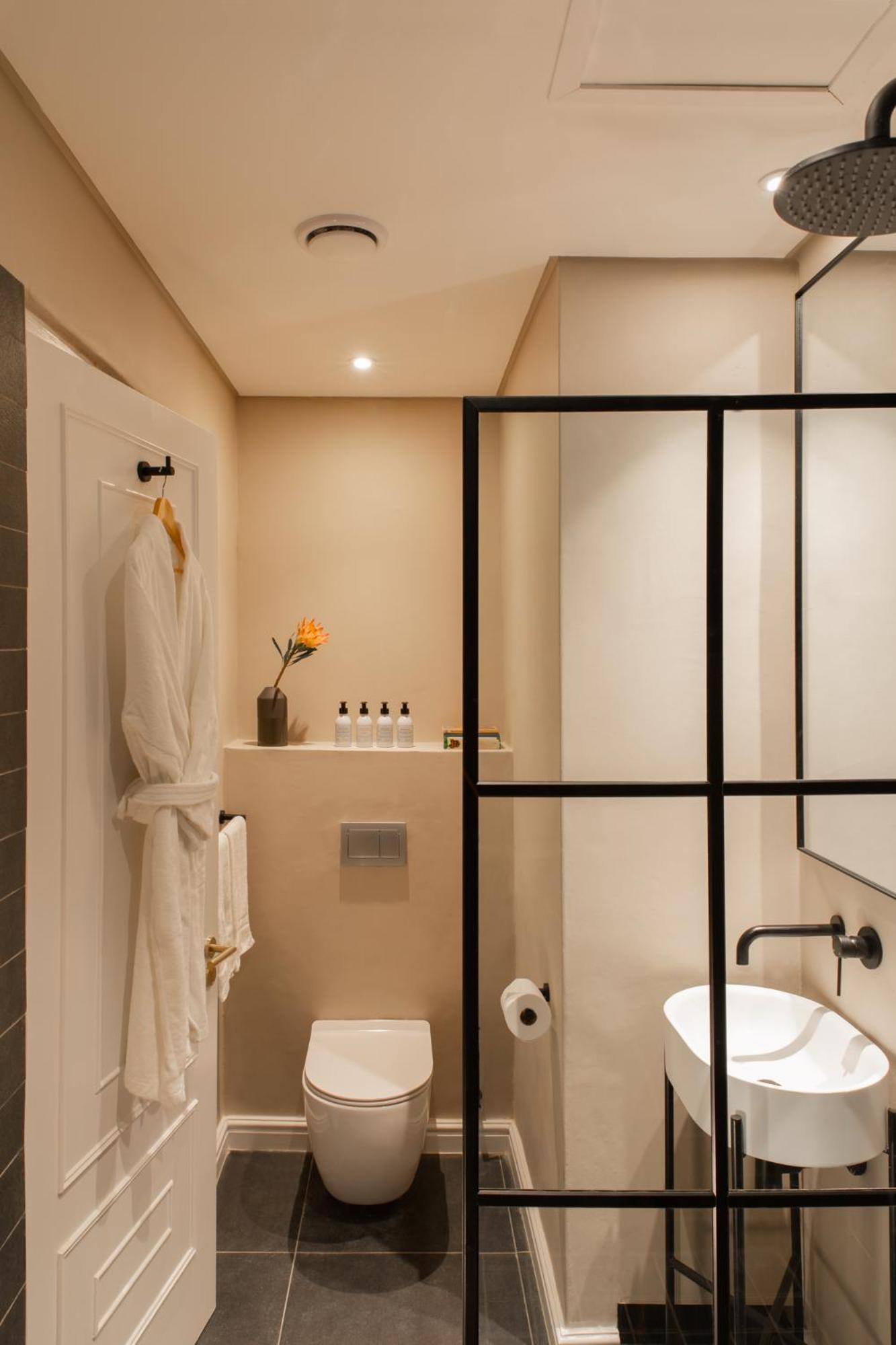 Bijou Room Shower