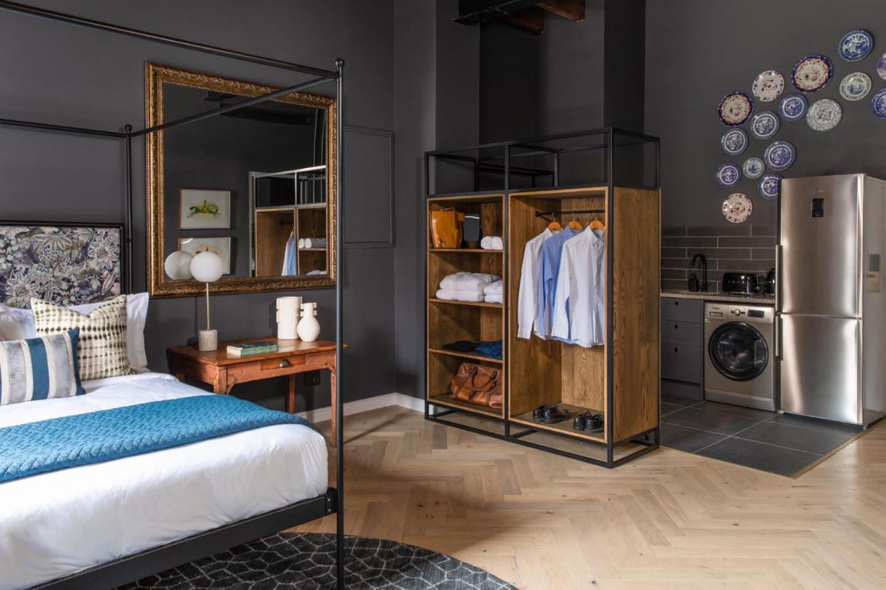 Master Suite Four Poster Bed Bath Tub Kitchenette