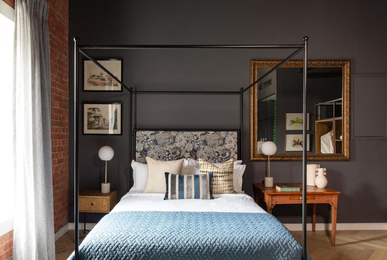 Master Suite Four Poster Bed Bath Tub Kitchenette